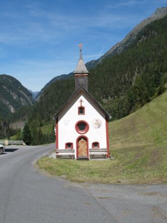 Kapelle neben Haus