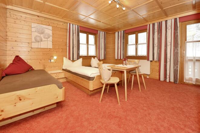 Doppel-/Dreibettzimmer_01