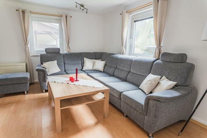 geräumiges Wohnzimmer mit TV