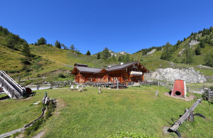Aualm mit Spielplatz