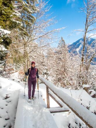 Über ein kleines Brückchen verläuft der Weg.