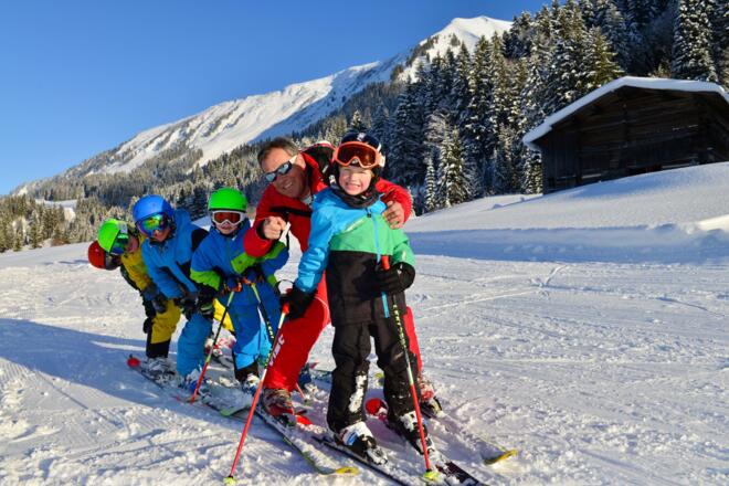 Skilehrer Andy unterwegs mit einer Kindergruppe