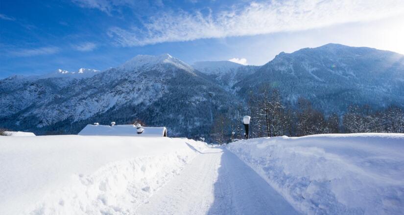 Loisachbrücke am Ferienhaus im Winter