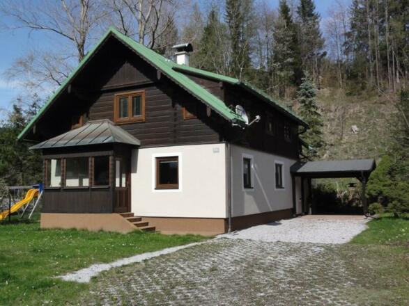 Genügend Parkfläche vor dem Haus