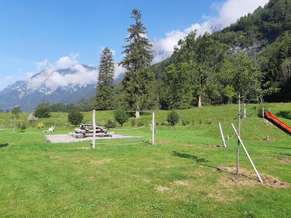 Slakeline beim Kinderspielplatz