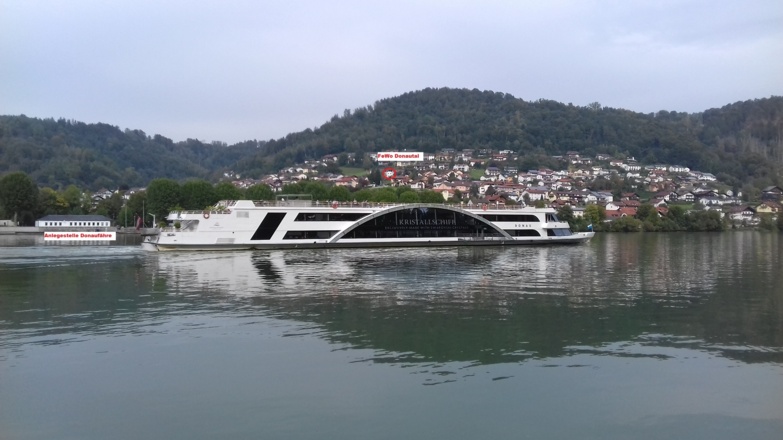 Kristallschiff mit Donausüdhang.jpg