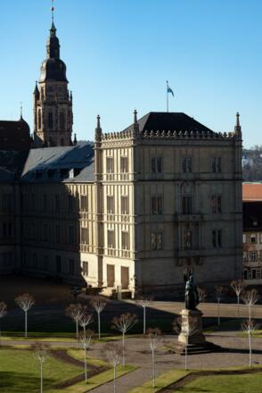 Schloss Ehrenburg mit der Morizkirche im Hintergrund