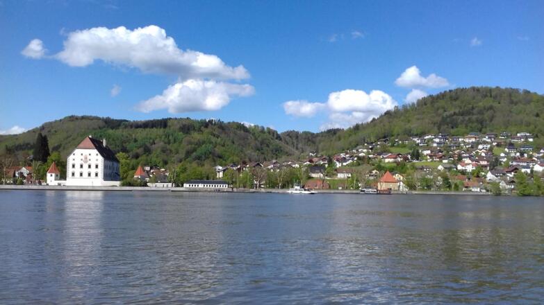Schloss mit Donausüdhang