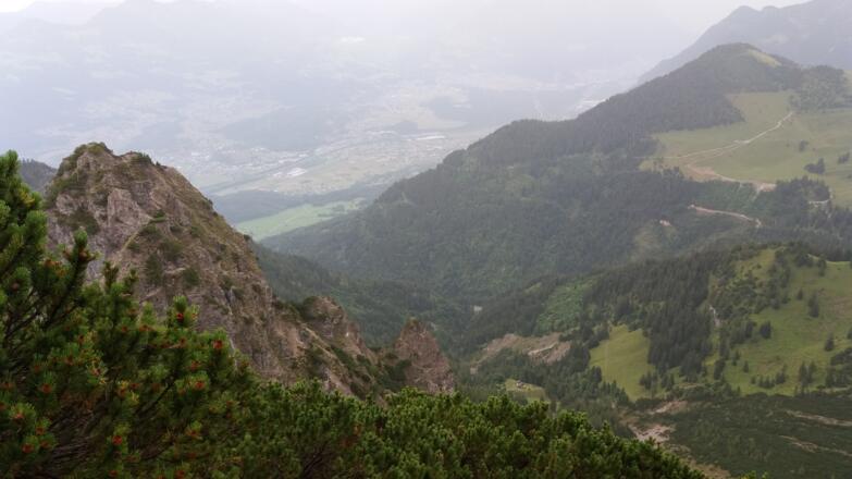 Sattelalpe mit gelben Sonnenschirmen von den Hohen Köpfen aus.