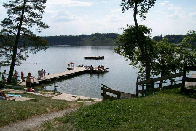 Hartsee mit Steg und Badeinsel.