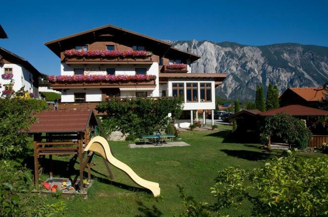 Hausansicht mit Spielplatz