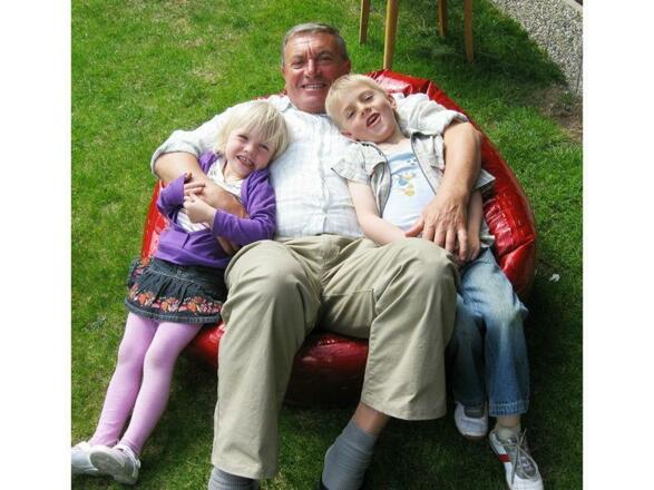 Der Gastgeber und seine Enkel