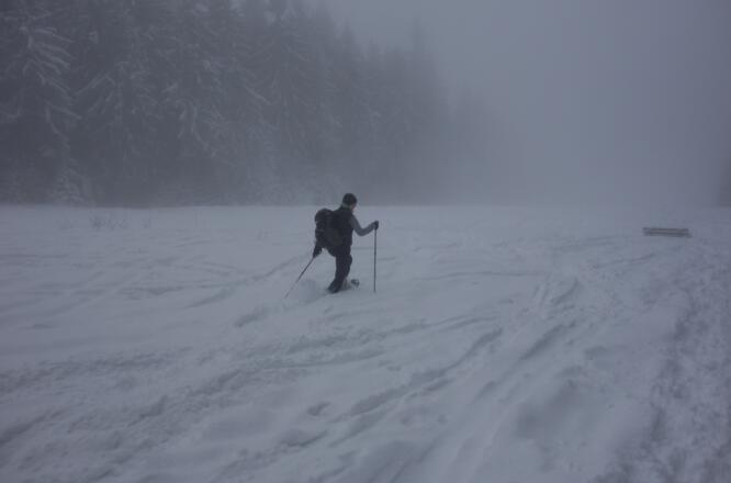 über die Skipiste bergab