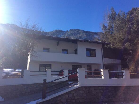 Haus vorne mit Sonne