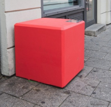 Roter Würfel vor dem Laden