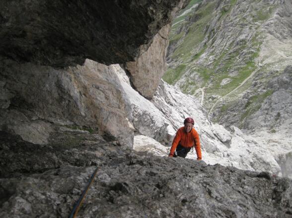 Nordwestrampe - eindrucksvoll unter Riesenüberhang durch