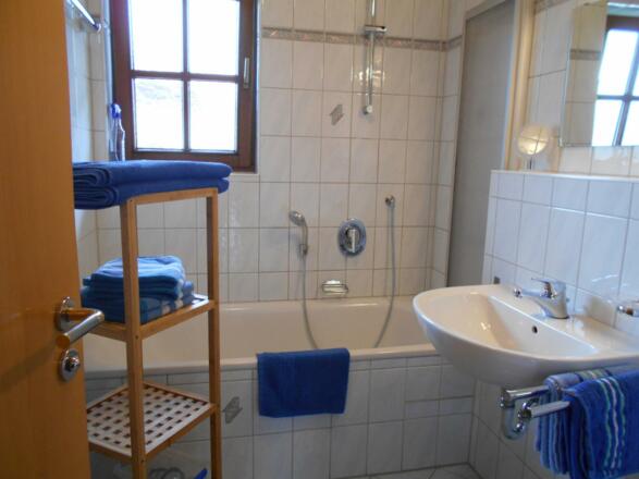 Bad mit Wanne u.Duschwand