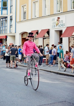 Der verrückte Eismacher vor seinem Laden in der Amalienstraße