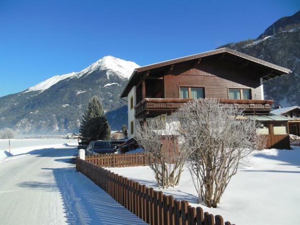 Zufahrt zum Haus Schmid im Winter