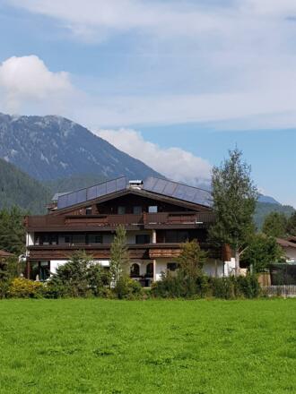 Hausansicht vor bei der Terasse und Liegewiese
