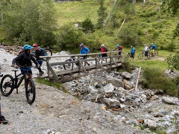 Durch den Bach oder über die Brücke