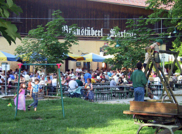 Biergarten und Spielplatz der Schlossbrauerei Maxlrain.