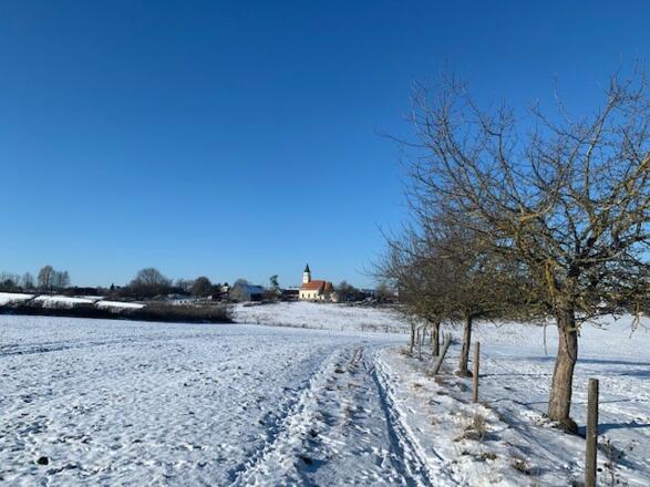 Hettenkirchen mit der Filialkirche St. Peter in der Umgebung von Attenkirchen