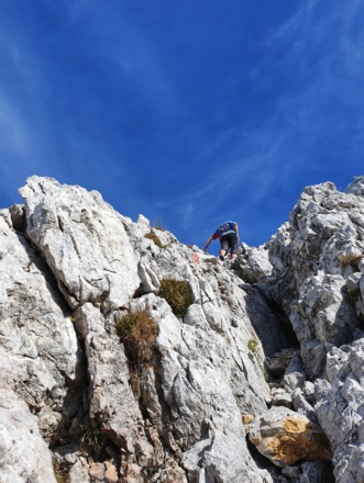 Immer wieder müssen (bzw. dürfen) leichte Kletterpassagen gemeistert werden
