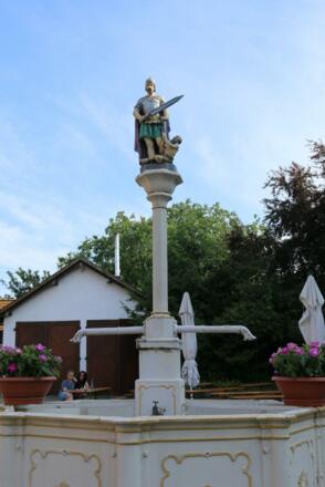 Statue mit Brunnen@Claudia Bauer_Gemeinde Zolling