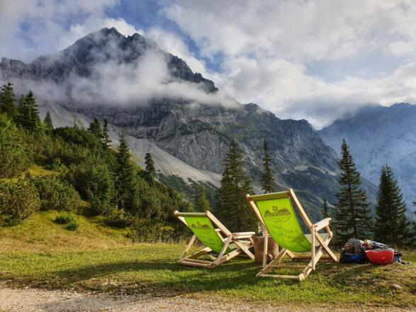 Liegestühle an der Hochlandhütte