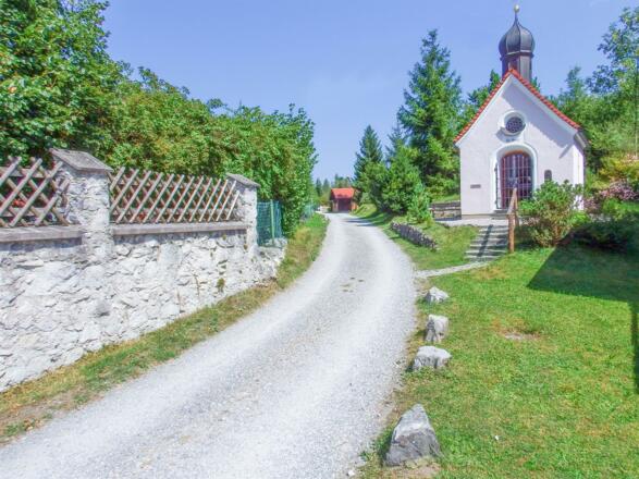 Einfahrt zum Waldheim - Kapelle St. Anna