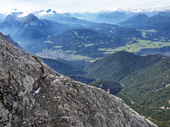 Blick ins Isartal im Abstieg vom Wörner