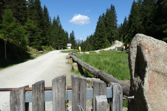 Von rechts; Richtung Vordergrund nach Maria Waldrast, Richtung Hintergrund geht es zum Kreuzweg