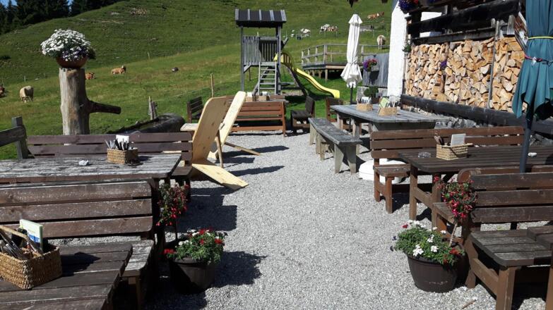 Stegmoosalm Terrasse mit Spielplatz