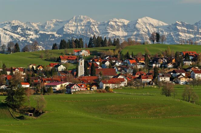 Scheidgg mit Blick auf die verschneite Nagelfluhkette