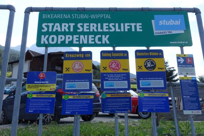 Tourentafeln bei der Talstation der Serles-Seilbahn