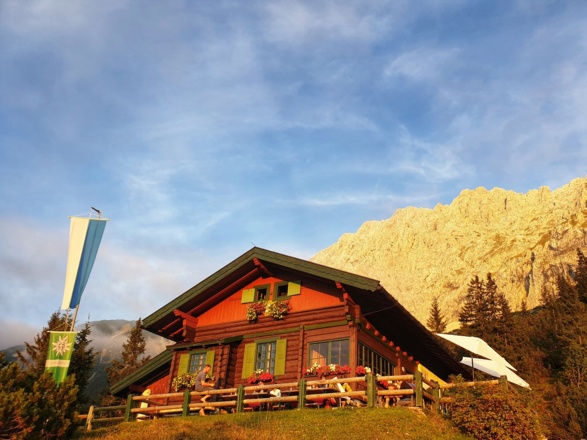 Die Hochlandhütte im Abendlicht