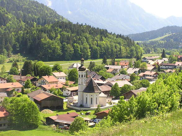 Kath. Pfarrkirche mit Ort Sachrang