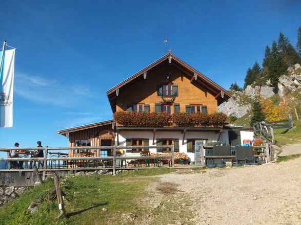 Hochgernhaus mit Blumenschmuck