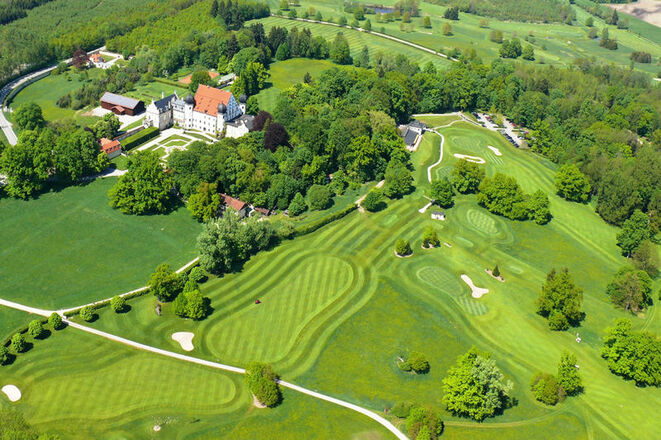 Golfclub Schloss Maxlrain aus der Vogelperspektive.