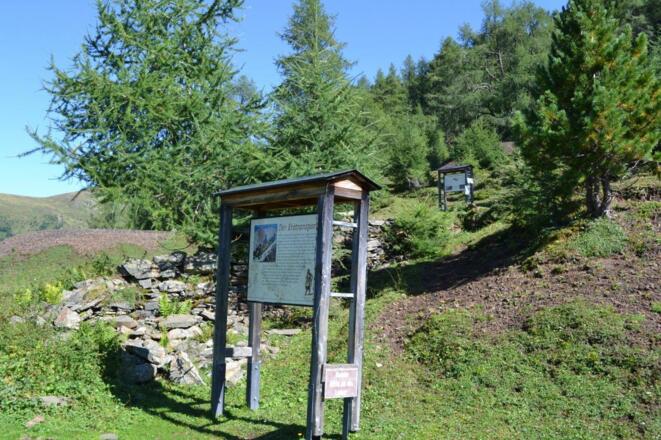 Rundwanderung Wasserknappenweg Innerkrems - Schönfeld: Abraumhalden mit Schautafeln