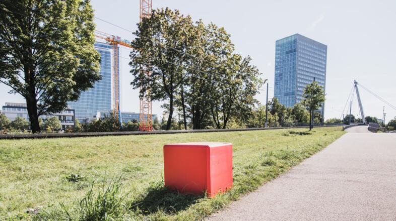 Roter Würfel am Petuelring