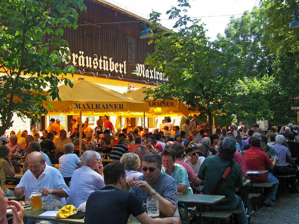 Biergarten der Schlossbrauerei Maxlrain.