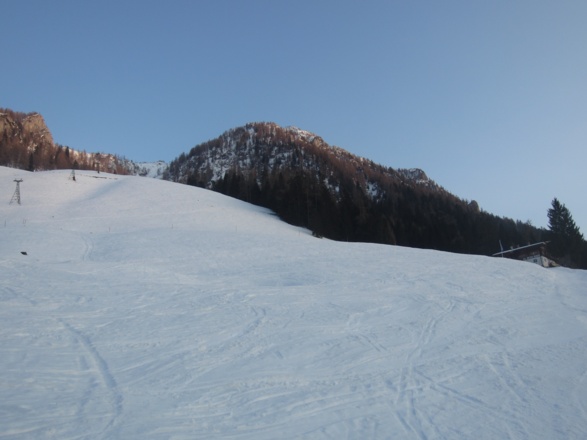 Zwischen Lift und Wald steigen wir im freien Gelände weiter an.