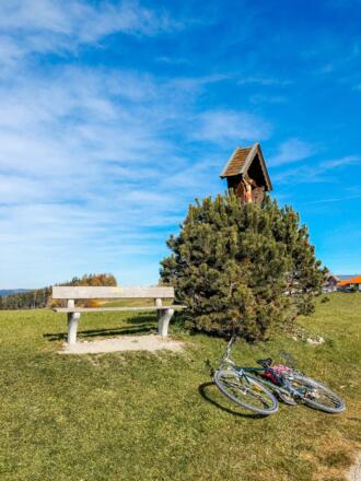 Bank mit hervorragender Aussicht auf die Alpen bei Oberherrnhausen