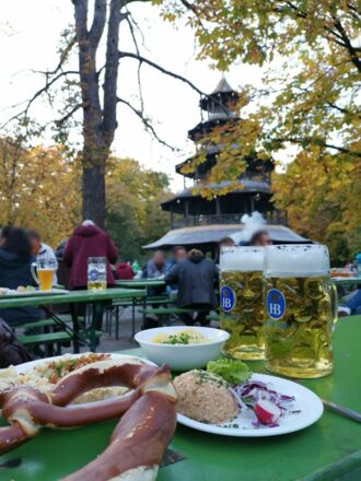 Bier und bayerische Schmankerl am Chinesischen Turm