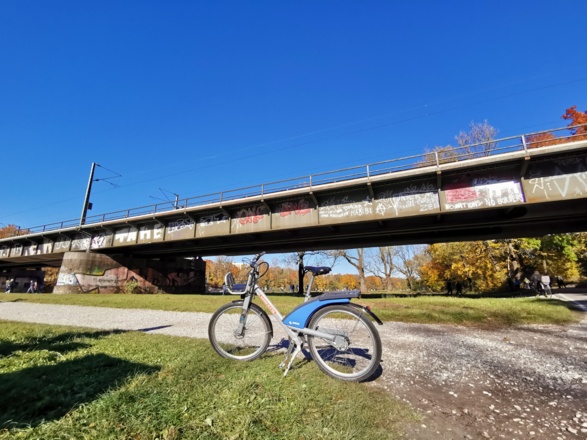 Eisenbahnbrücke mit MVG Fahrrad