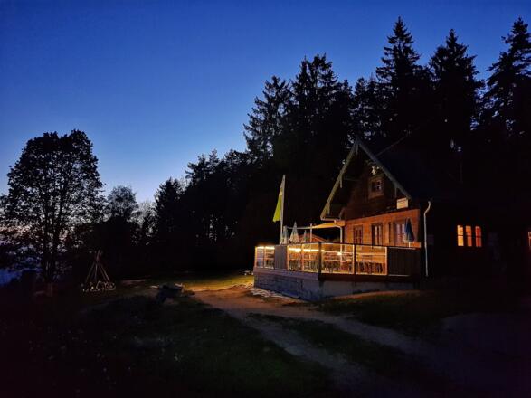 braunberghuette-in-abendstimmung