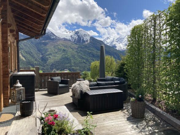 Terrasse mit Loungeset und Esstisch