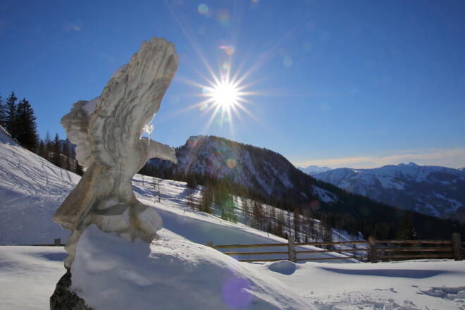 Adlerstatue vor der Alm